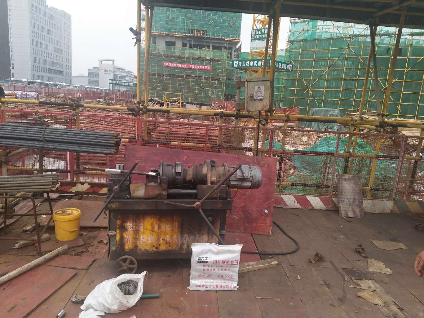 項目施工現場正使用固力士產品作業(yè)